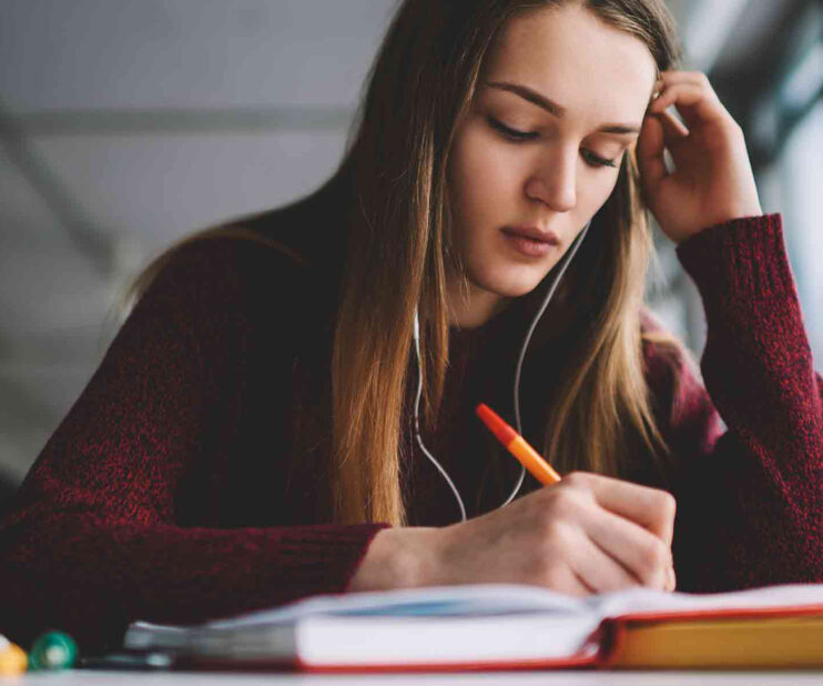 Ragazza concentrata nello studio